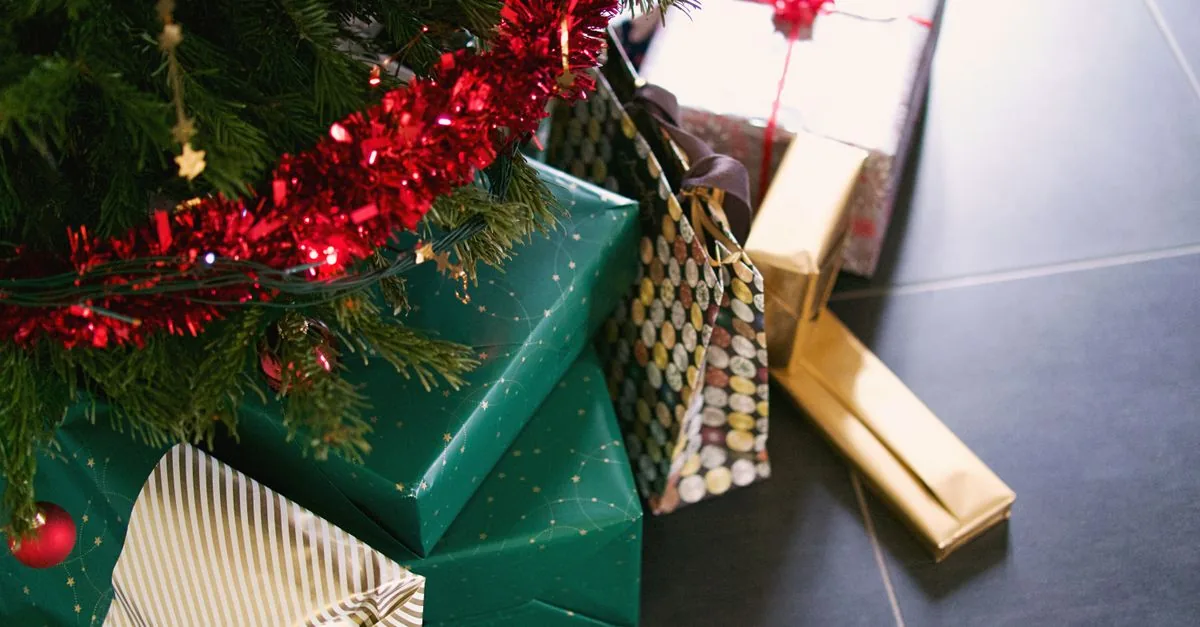 Regalos navideños y una calculadora para planear los gastos de fin de año
