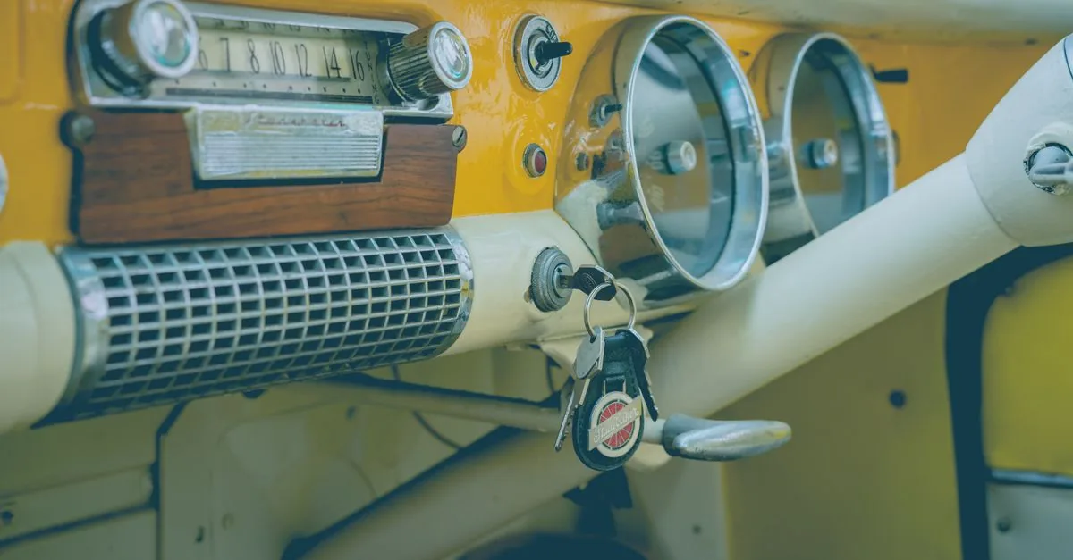 Llave sobre un automóvil, tema de seguro de auto