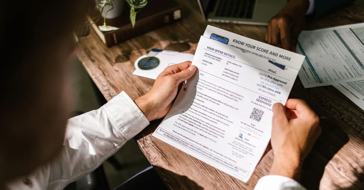 Persona revisando un reporte de crédito impreso