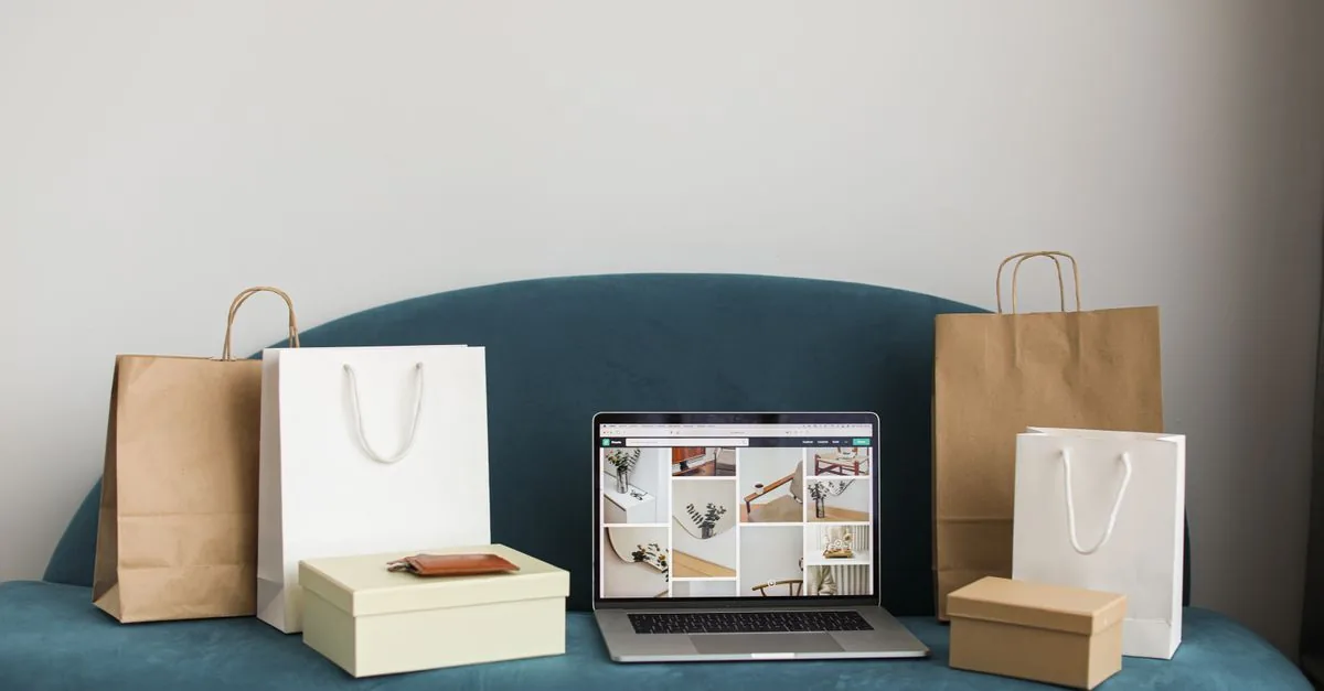 Compra en línea con una laptop y una tarjeta