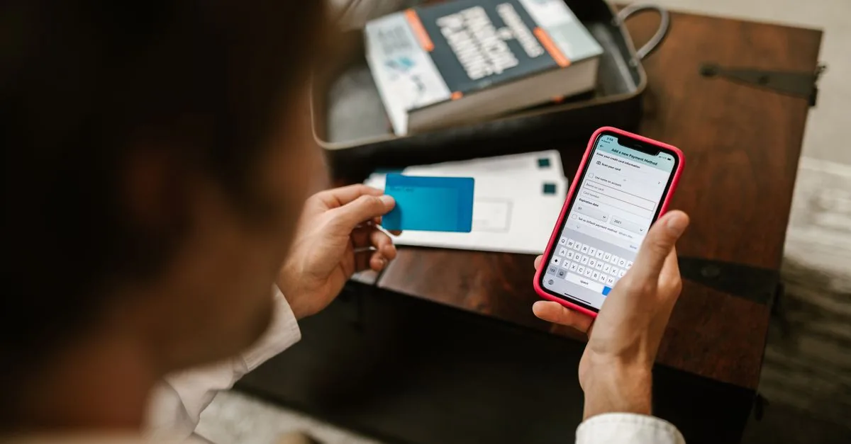 Persona revisando su cuenta de ahorro en el celular