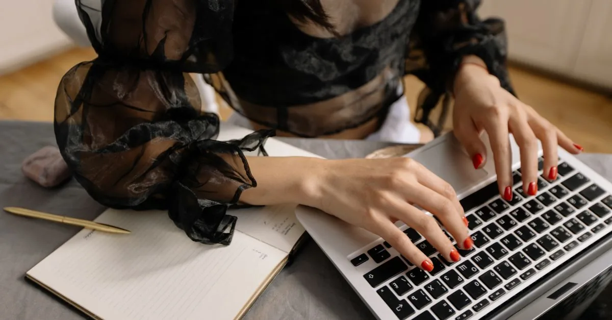 Creadora de contenido escribiendo recomendaciones desde su escritorio
