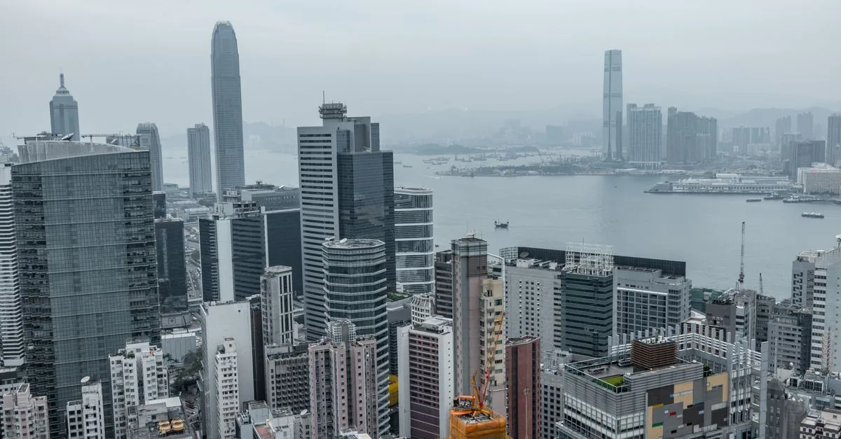 Vista aérea de una ciudad y su actividad económica