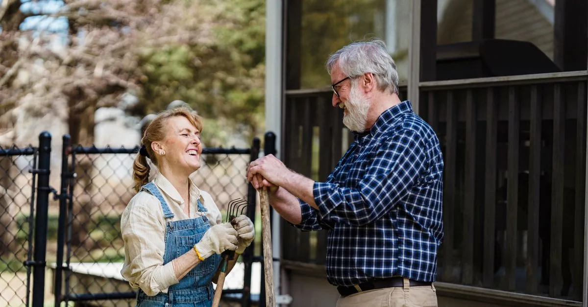 Pareja de adultos mayores sonriendo al aire libre