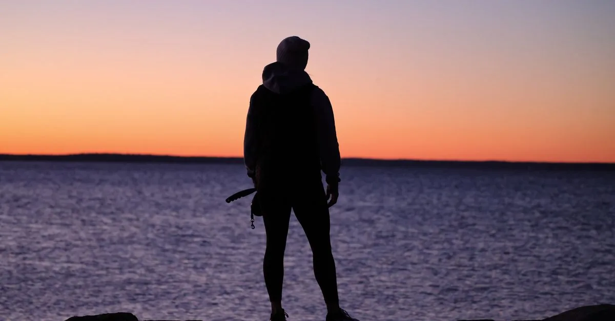 Persona tranquila contemplando el horizonte, símbolo de libertad financiera