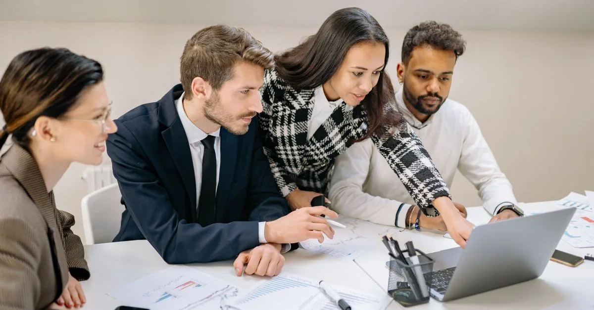 Equipo de trabajo colaborando en una oficina