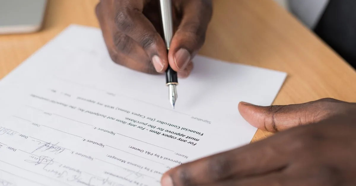 Firma de una factura de negocio