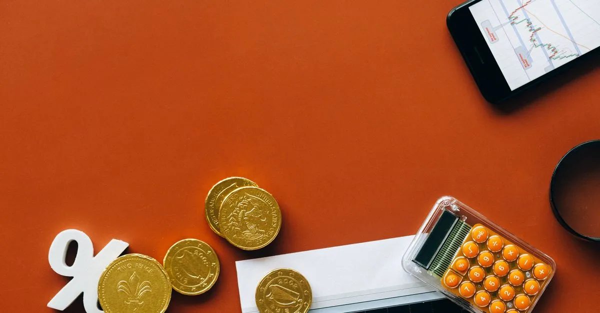 Símbolo de porcentaje con calculadora y monedas