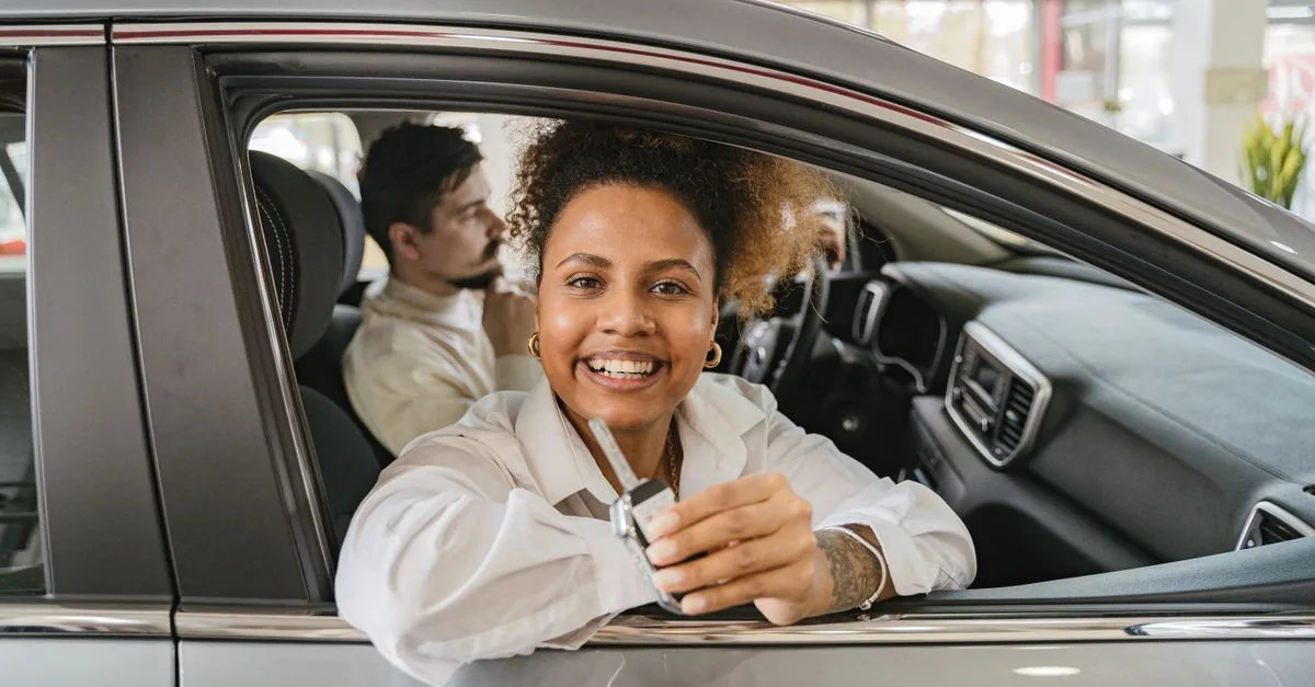 Entrega de llaves de un auto nuevo en una agencia