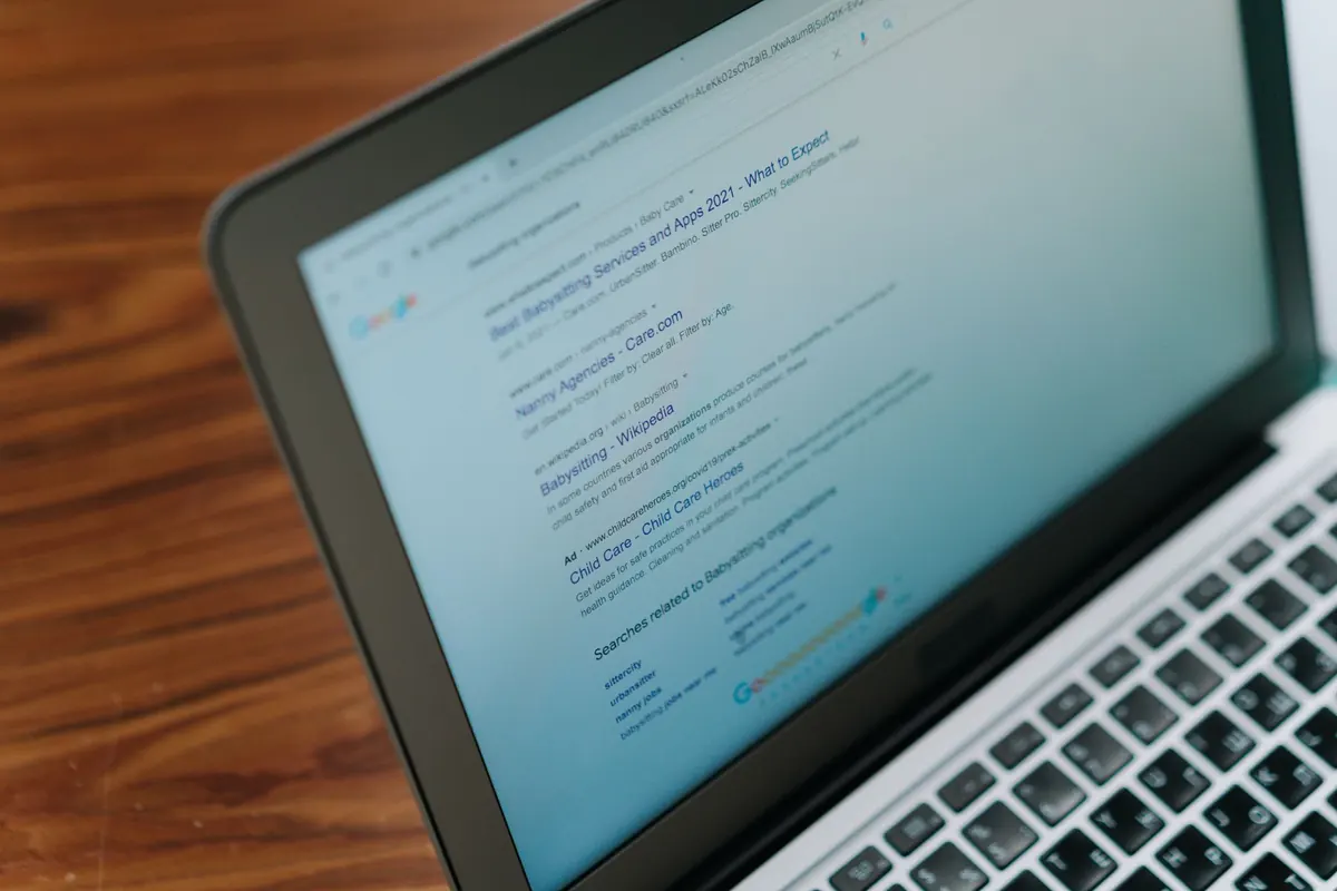 Pantalla de laptop mostrando la barra de direcciones de un navegador