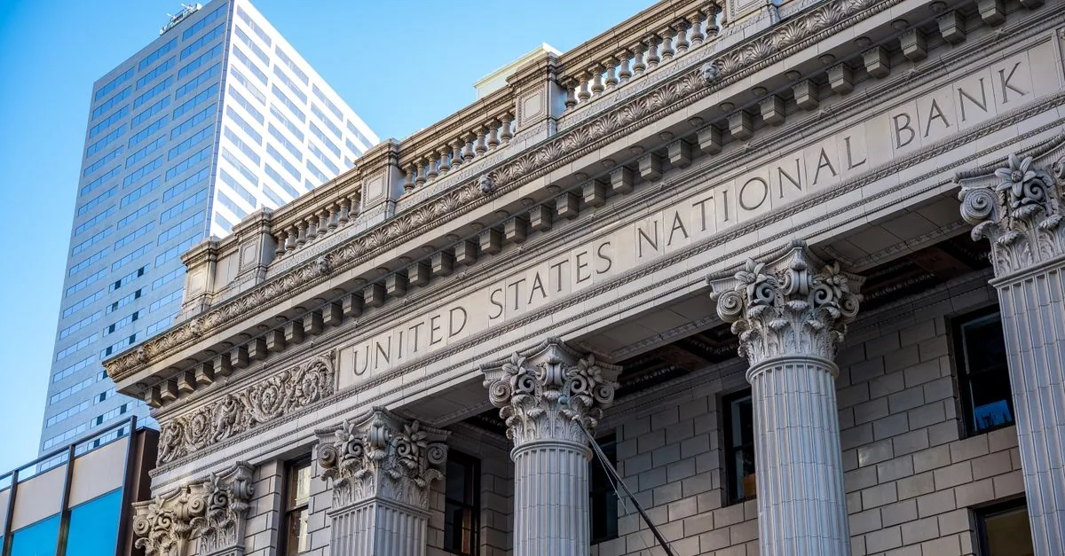 Fachada clásica de un banco con columnas