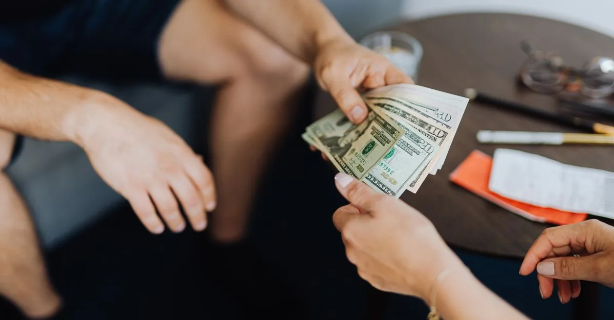 Grupo de personas organizando un ahorro en común