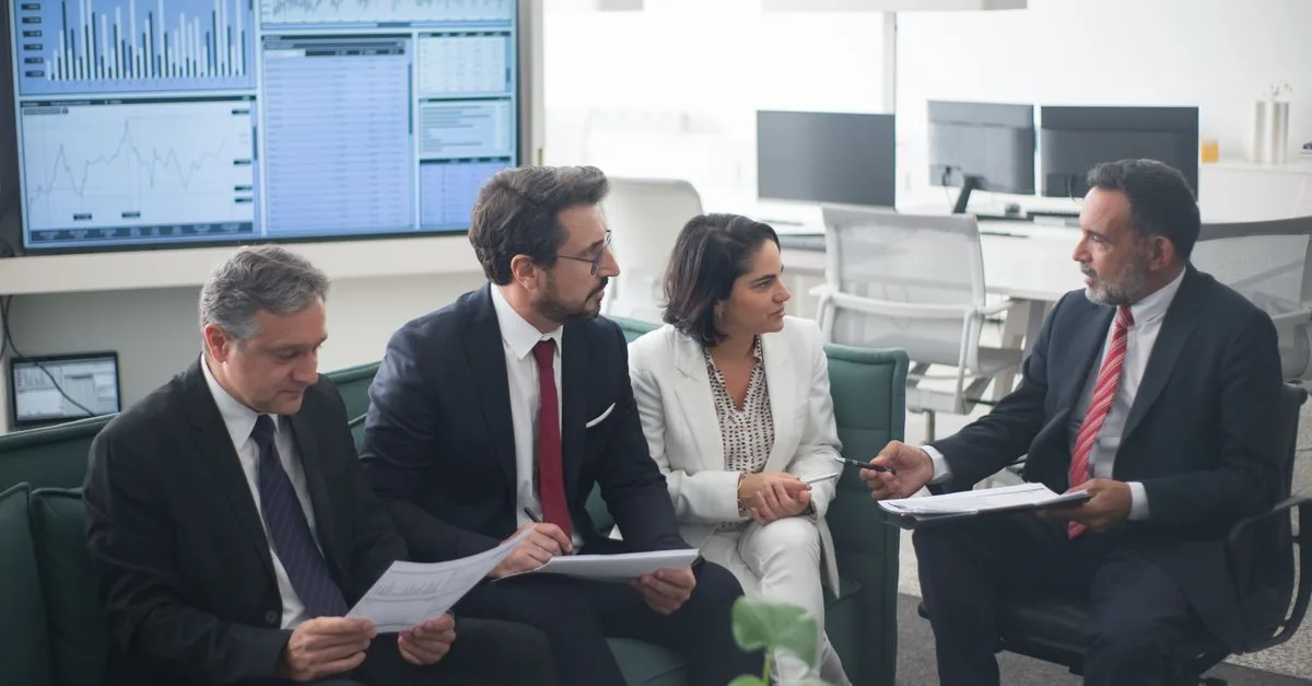 Asesor financiero en una reunión de oficina