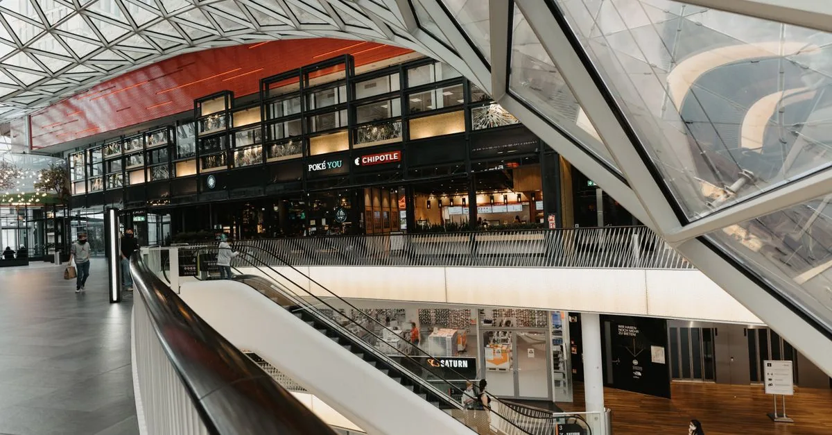 Interior de un centro comercial moderno