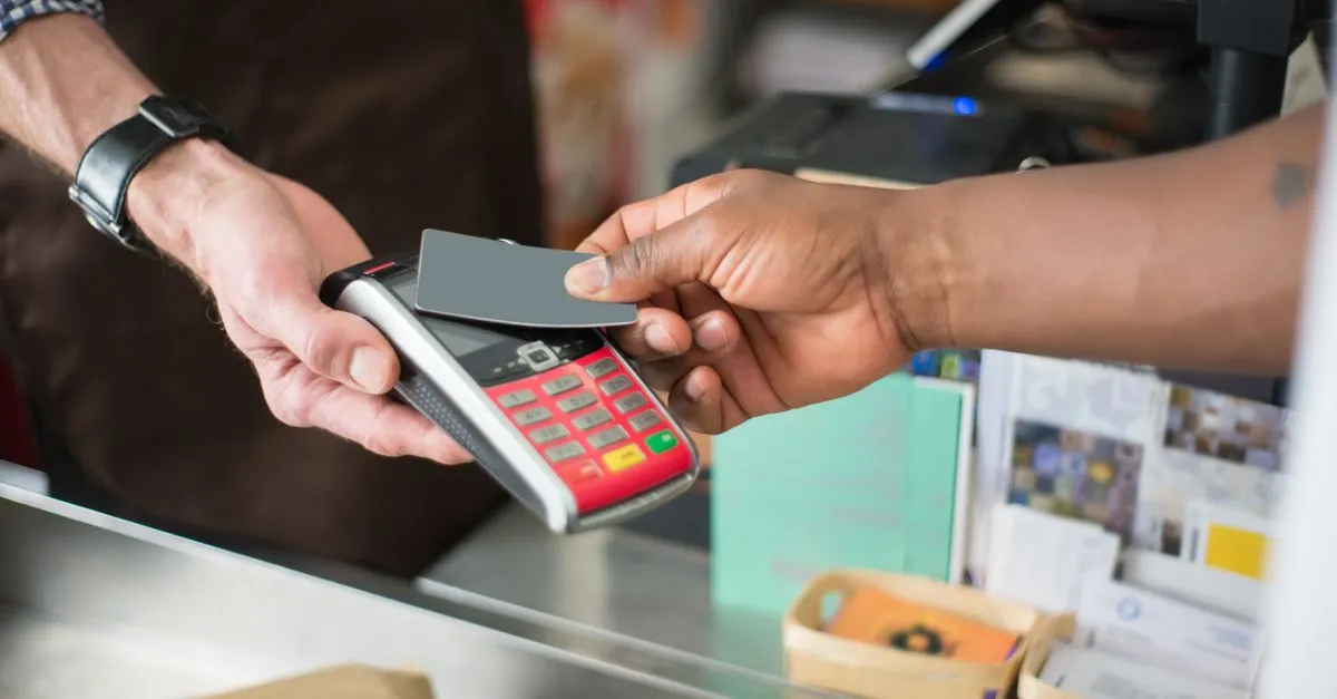Tarjeta de crédito pagando en una terminal de tienda