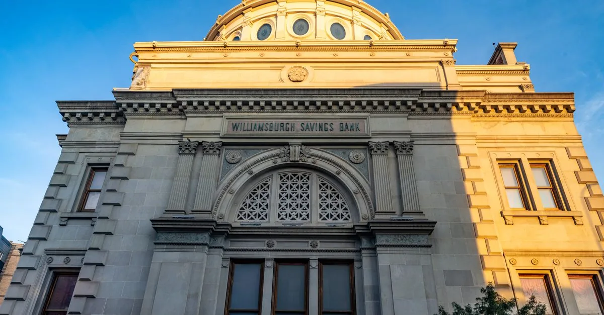 Fachada sobria de una institución financiera