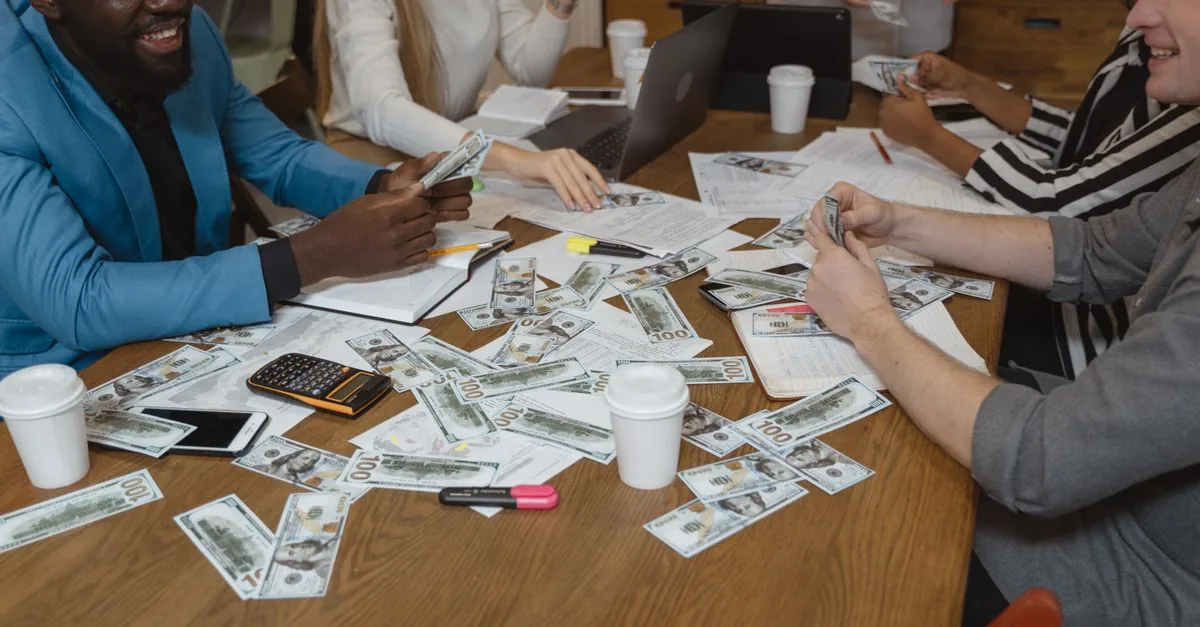 Grupo de amigos juntando dinero en un fondo común, una tanda