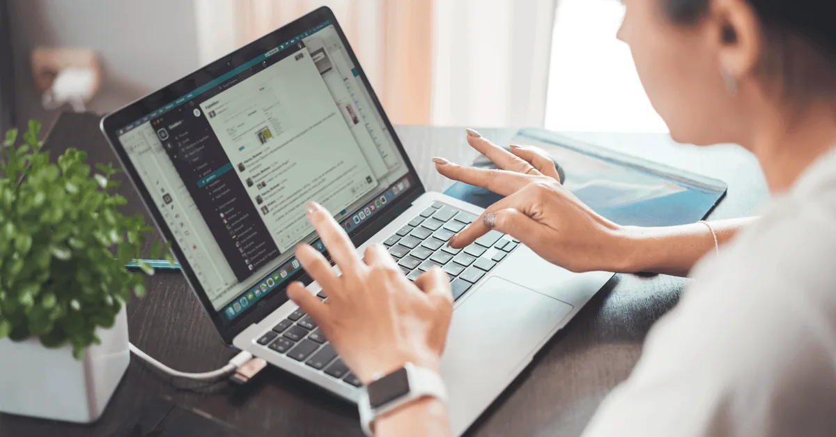Persona buscando empleo en su laptop