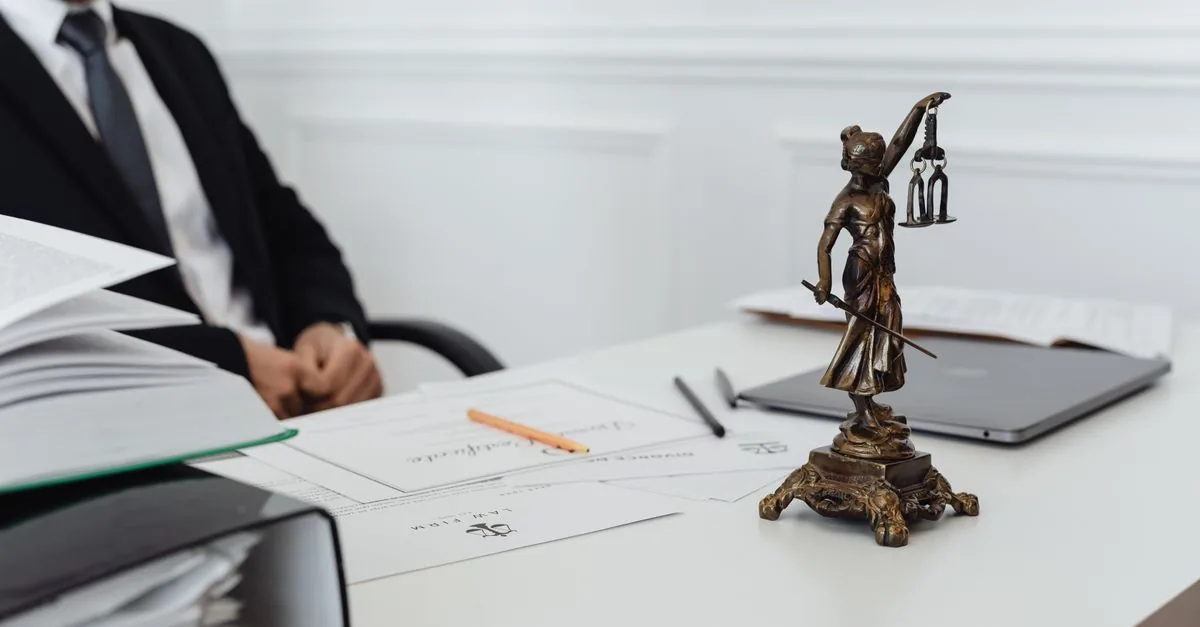 Documentos legales sobre un escritorio