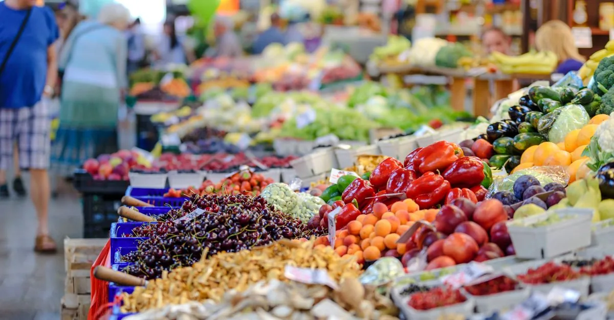 Alimentos frescos en un mercado