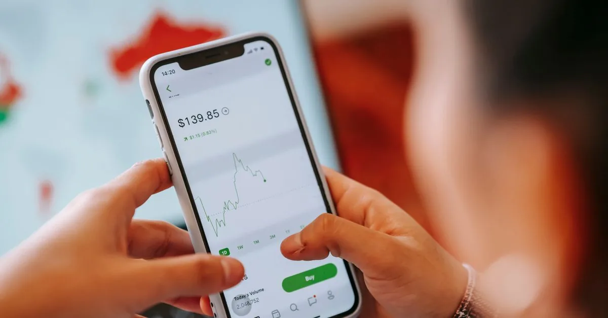 App de cotización de acciones en un teléfono