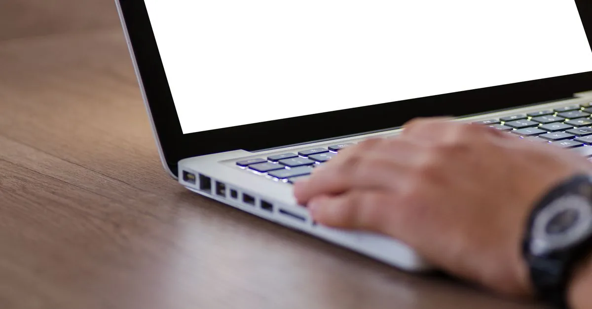 Laptop mostrando trabajo digital sobre un escritorio