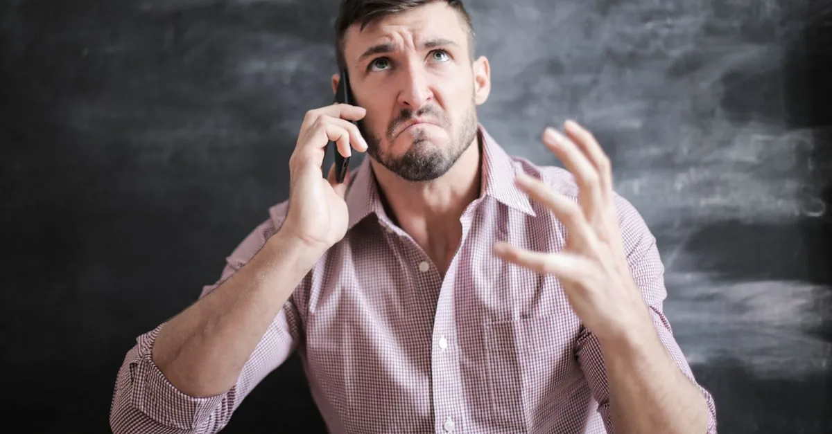 Persona preocupada revisando su celular por apps montadeudas