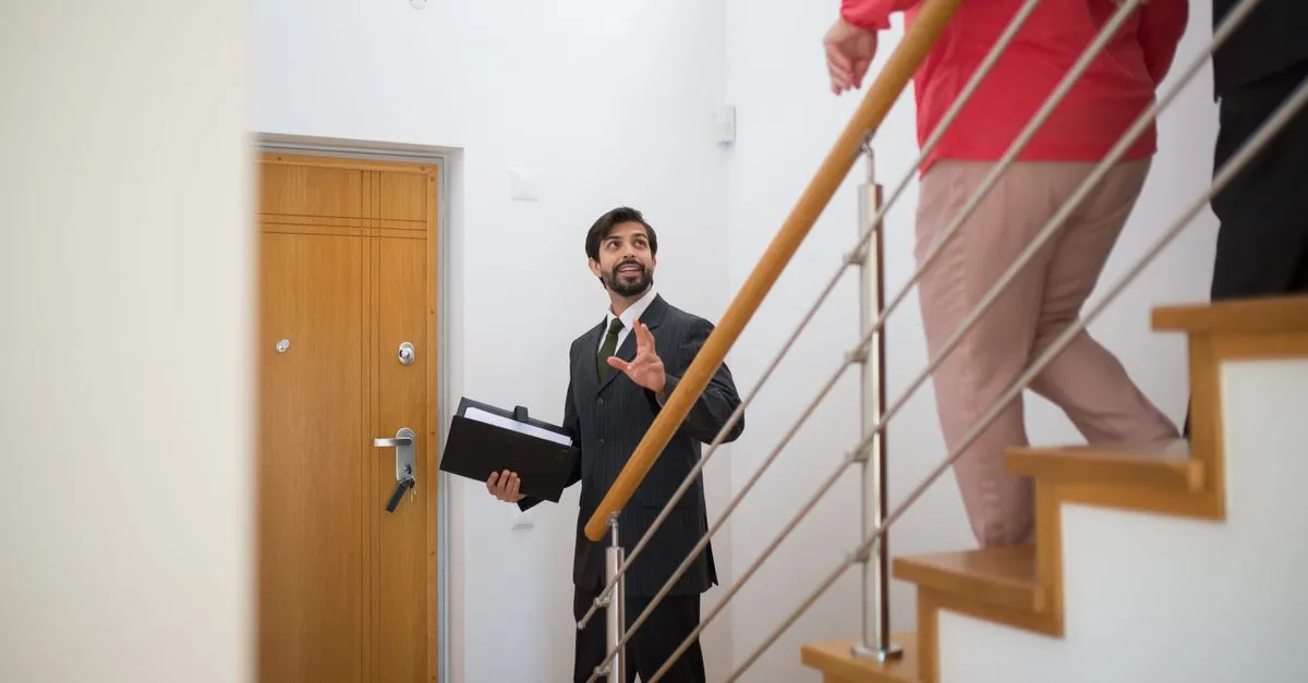 Agente inmobiliario mostrando una casa a una pareja
