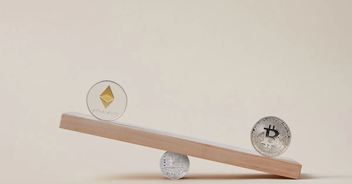 Balanza de madera con dinero, equilibrio entre riesgo y rendimiento