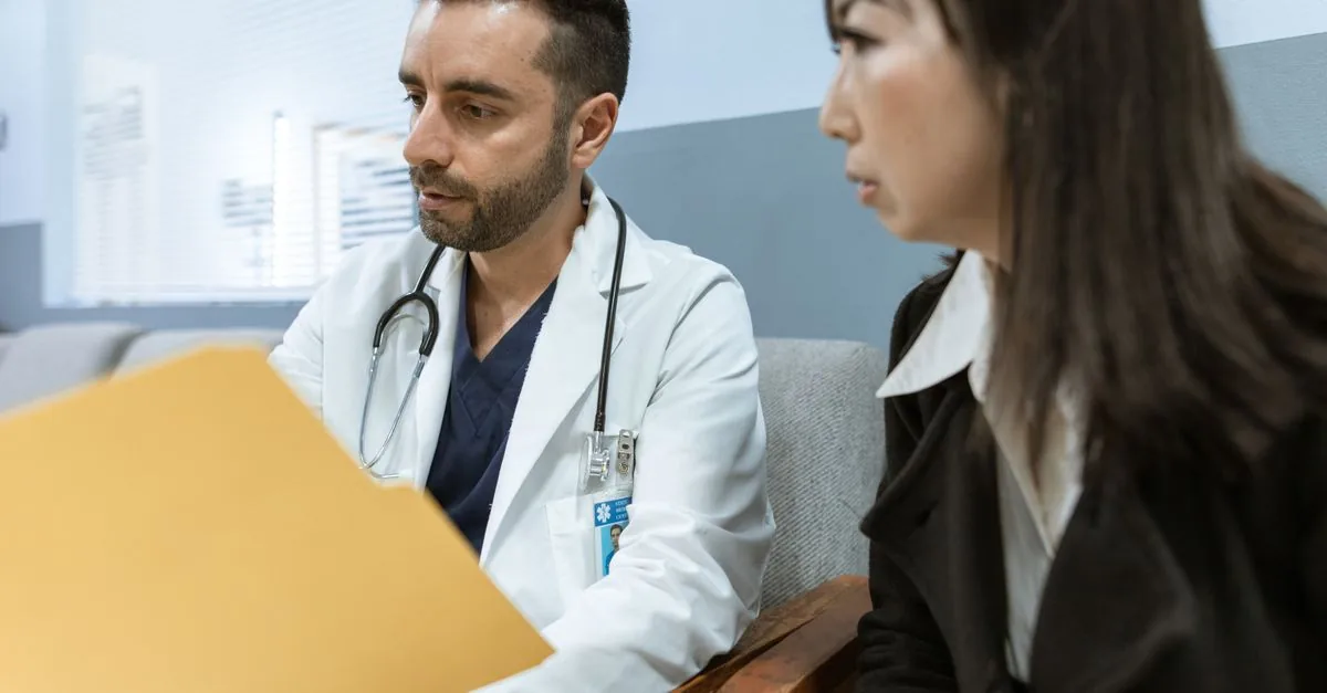 Médico atendiendo a una paciente, gastos médicos mayores