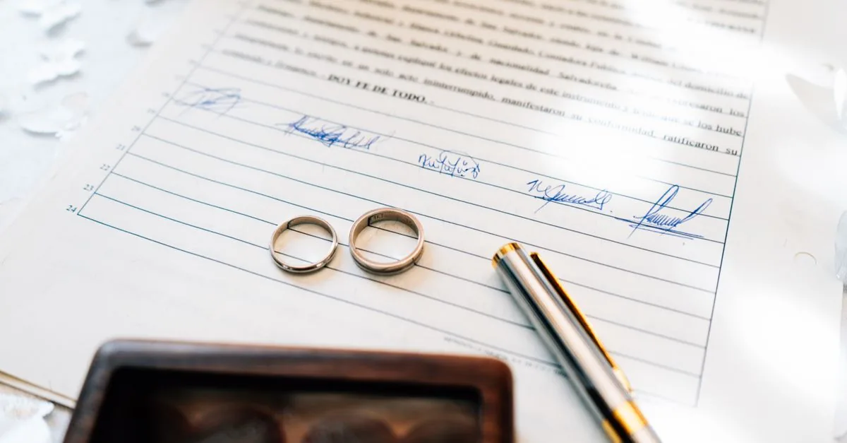 Anillos de boda sobre unos documentos