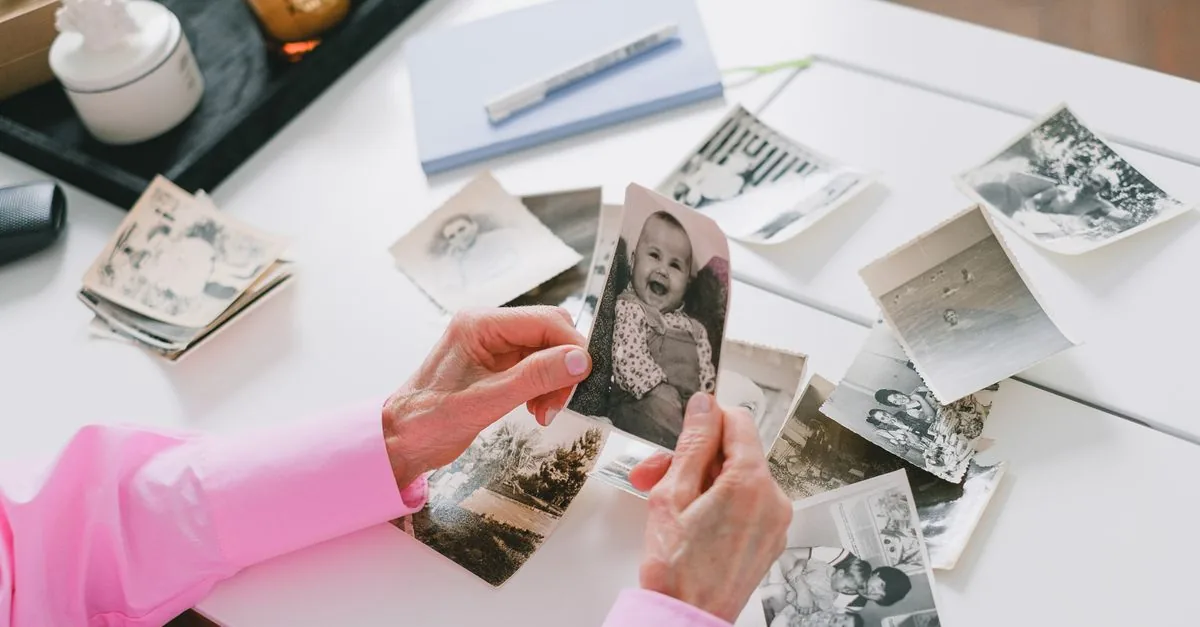 Documentos y fotografías familiares sobre una mesa de madera