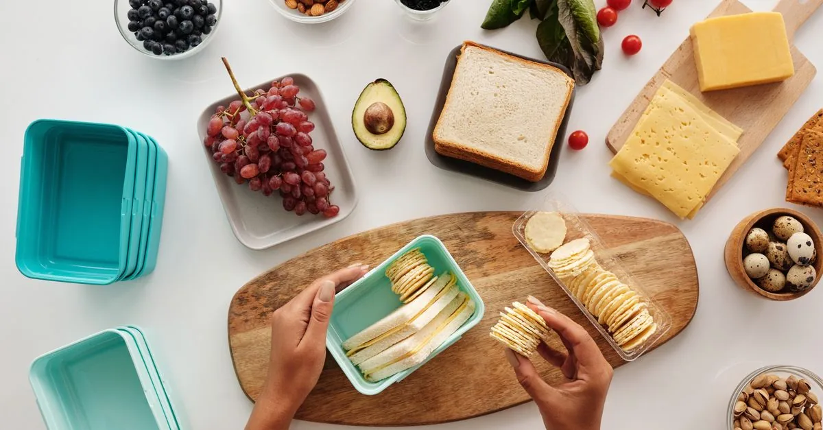 Mujer preparando comida casera en recipientes para vender