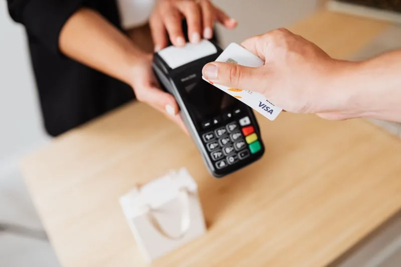 Pago con tarjeta en una terminal sin contacto