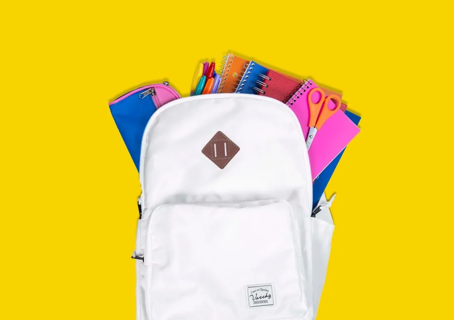 Mochila escolar blanca llena de útiles de colores